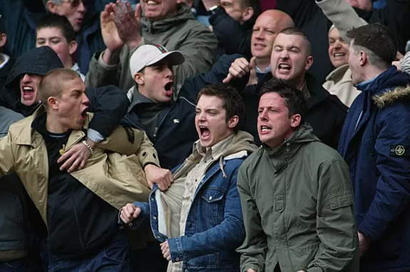 evolusi-gaya-berpakaian-supporter-sepak-bola