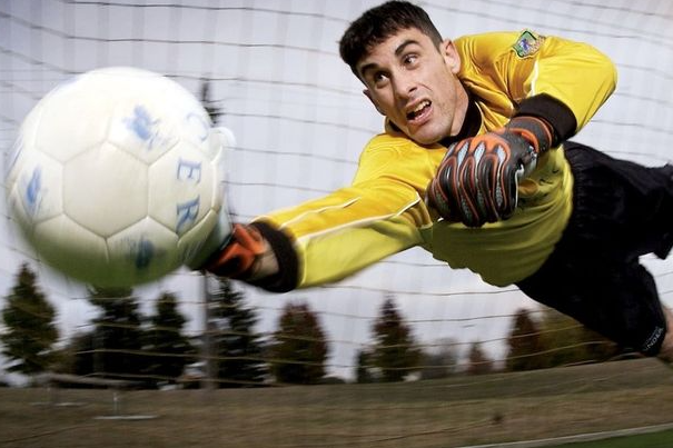 aturan-posisi-kiper-dan-pelanggarannya-di-area-penalti